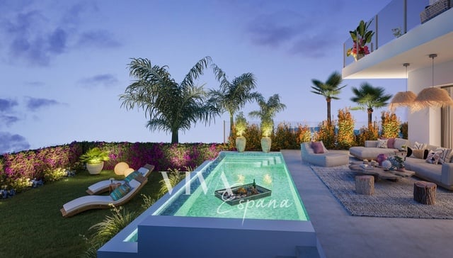 Prodej, Vila, 118m² + 47m² terasa + 42m² zahrada -  Vila s 3 ložnicemi v luxusním rezidenčním resortu u golfového  hřiště v El Chaparral v městečku Mijas, pouhých 400 m od pláže.