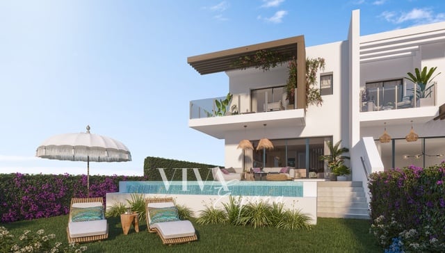 Prodej, Vila, 118m² + 47m² terasa + 42m² zahrada -  Vila s 3 ložnicemi v luxusním rezidenčním resortu u golfového  hřiště v El Chaparral v městečku Mijas, pouhých 400 m od pláže.
