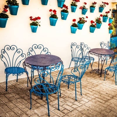 Restaurace v modrem dekoru