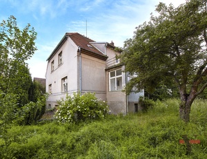 Prodej prvorepublikové vily v Černošicích, k rekonstrukci se studií přístavby